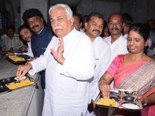 ಧಾರವಾಡದಲ್ಲಿ 2 ಇಂದಿರಾ ಕ್ಯಾಂಟೀನ್‌ಗಳ ಲೋಕಾರ್ಪಣೆ
