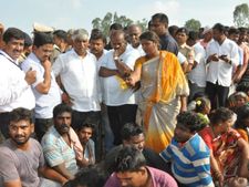 ಕನಗನಮರಡಿಗೆ ತಲೆ ಹಾಕದ ರಾಜಕಾರಣಿಗಳು, ಪರದಾಡುತ್ತಿರುವ ಕುಟುಂಬಸ್ಥರು 