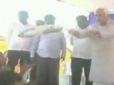 ರೇವಣ್ಣ ಬಿಸ್ಕೇಟ್ ಎಸೆತಕ್ಕೆ, ದೇಶಪಾಂಡೆ ಕಿಟ್ ಎಸೆತದ ಸಾಥ್!