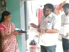 ವಿಡಿಯೋ: ಚಪ್ಪಲಿ ಕೈಗೆ ಕೊಟ್ಟು ಮತ ಕೇಳಿದ ಅಭ್ಯರ್ಥಿ!