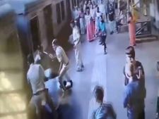 ವೈರಲ್ ವಿಡಿಯೋ: ಚಲಿಸುತ್ತಿರುವ ರೈಲಿನಿಂದ ಹಾರಿದರು.. ಆಮೇಲೆ?