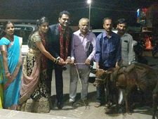 ಮದ್ದೂರಲ್ಲಿ ಟೆಕ್ಕಿಗಳ ಮದುವೆಗೆ ನಾಟಿ ತಳಿ ಕರುಗಳ ಉಡುಗೊರೆ