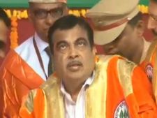 ರಾಷ್ಟ್ರಗೀತೆ ಹಾಡುವ ವೇಳೆ ವೇದಿಕೆಯಲ್ಲೇ ಕುಸಿದು ಬಿದ್ದ ಗಡ್ಕರಿ
