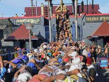 ಶಬರಿಮಲೆ ಪ್ರತಿಭಟನೆ ವೇಳೆ ಬೆಂಕಿ ಹಚ್ಚಿಕೊಂಡು 'ಸ್ವಾಮಿಯೇ ಶರಣಂ' ಎಂದ ಭಕ್ತ 
