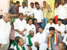 ರೈತರಿಗೆ ಡಿ ಕೆ ಶಿವಕುಮಾರ್ ಎಳನೀರು ಕುಡಿಸಿಬಿಟ್ರೆ ಲೀಡರ್ ಆಗ್ ಬಿಡ್ತಾರಾ?