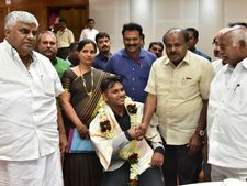 SSLC 100% ಅಂಕ ಪಡೆದ ಪ್ರತಿಭಾಶಾಲಿಯನ್ನು ಸನ್ಮಾನಿಸಿದ ಕುಮಾರಸ್ವಾಮಿ