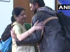 ಸುಷ್ಮಾರನ್ನು ಭೇಟಿಯಾದ ಪಾಕ್ ರಿಟರ್ನ್ಡ್ ಹಮೀದ್ ಅನ್ಸಾರಿ