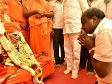 ಸಿದ್ದಗಂಗಾ ಶ್ರೀಗಳಿಗೆ ಅಂತಿಮ ನಮನ ಸಲ್ಲಿಸಿದ ಎಚ್.ಡಿ.ಕುಮಾರಸ್ವಾಮಿ