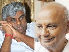 ಸಭೆ ನಡುವೆ ಮಾತನಾಡಿದ ಮಗ ರೇವಣ್ಣನ ಹೊರಕಳುಹಿಸಿದ ದೇವೇಗೌಡ