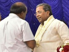 ತುಮಕೂರಿನಲ್ಲಿ ನಗುತ್ತಾ ಪರಸ್ಪರ ಕೈ ಕುಲುಕಿದ ಕುಮಾರಸ್ವಾಮಿ- ಸಿದ್ದರಾಮಯ್ಯ