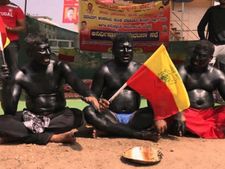 ಹೆಜಮಾಡಿ ಟೋಲ್ ವಿನಾಯಿತಿಗೆ ಒತ್ತಾಯಿಸಿ ಮಸಿ ಬಳಿದುಕೊಂಡು ಅರೆಬೆತ್ತಲೆ ಪ್ರತಿಭಟನೆ