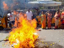 ಹಿಂಸಾಚಾರಕ್ಕೆ ತಿರುಗಿದ ಕೇರಳ ಬಂದ್‌: ಶಬರಿಮಲೆ ಬೂದಿ ಮುಚ್ಚಿದ ಕೆಂಡ