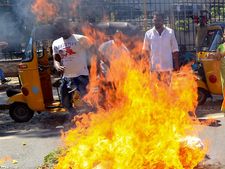 ಕೇರಳ: ಬಿಜೆಪಿ, ಸಿಪಿಎಂ ಮುಖಂಡರ ಮನೆ ಮೇಲೆ ಕಚ್ಚಾಬಾಂಬ್ ದಾಳಿ