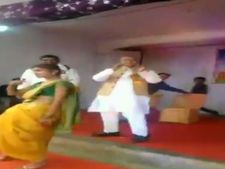 ಶಾಲೆ ಕಾರ್ಯಕ್ರಮದಲ್ಲಿ ಆಂಖ್ ಮಾರೇ ಹಾಡಿಗೆ ಹೆಜ್ಜೆ ಹಾಕಿದ ಸಂಸದ
