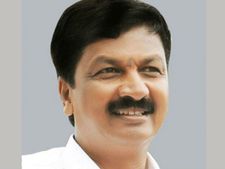 ರಮೇಶ್ ಜಾರಕಿಹೊಳಿ ದೆಹಲಿಯಿಂದ ವಾಪಸ್, ಸಿದ್ದರಾಮಯ್ಯ ಜೊತೆ ಇಂದು ಭೇಟಿ