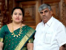 ಅಭಿವೃದ್ಧಿ ಕೆಲಸದಲ್ಲಿ ಸದಾ ಮುಂದೆ: ಪತಿ ರೇವಣ್ಣ ಅವರನ್ನು ಹಾಡಿ ಹೊಗಳಿದ ಭವಾನಿ