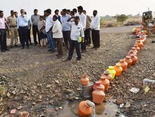 ಬೀದರ್‌ : ಜಿಲ್ಲಾಧಿಕಾರಿಗಳ ಬರಪರಿಶೀಲನೆ, ಖಾಲಿ ಕೊಡಗಳ ಸಾಲು 