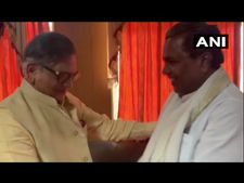 ವರ್ಷಗಳ ನಂತರ ಅಕ್ಕಪಕ್ಕ ಕೂತು ಮಾತನಾಡಿದ ಎಸ್ಸೆಂ ಕೃಷ್ಣ, ಸಿದ್ದರಾಮಯ್ಯ