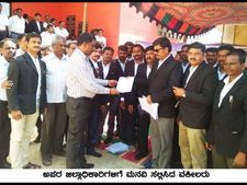 ವಕೀಲರ ಮೇಲೆ ಸುಳ್ಳು ಪ್ರಕರಣ, ಇನ್ಸ್‌ಪೆಕ್ಟರ್ ಅಮಾನತಿಗಾಗಿ ಧರಣಿ 