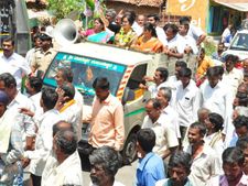  ನಾನು ನಿಮ್ಮವಳು, ನಿಮ್ಮ ಮನೆ ಮಗಳು ಎನ್ನುತ್ತಿರುವ ಸುಮಲತಾ 