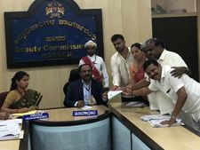 ಹಾಸನ : 'ಶುಭಗಳಿಗೆ' ಯಲ್ಲಿ ನಾಮಪತ್ರ ಸಲ್ಲಿಸಿದ ಪ್ರಜ್ವಲ್ ರೇವಣ್ಣ 