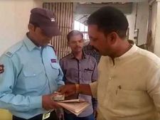 ಕಚೇರಿಯ ಚೌಕೀದಾರನಿಗೆ ರಾಜೀನಾಮೆ ಪತ್ರ ನೀಡಿ ಪಕ್ಷ ತೊರೆದ ಬಿಜೆಪಿ ಸಂಸದ