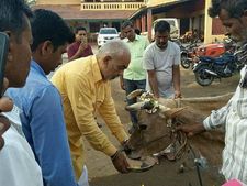 ಪೌರಕಾರ್ಮಿಕರ ಪಾದ ತೊಳೆದು ನಾಮಪತ್ರ ಸಲ್ಲಿಸಿದ ಹಾಸನ ಬಿಜೆಪಿ ಅಭ್ಯರ್ಥಿ 