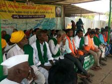ಹುಬ್ಬಳ್ಳಿ : ಸಿಎಂ ಪರಿಹಾರ ನಿಧಿಗೆ ಹಣ ಹಾಕಿ ರೈತರ ಪ್ರತಿಭಟನೆ