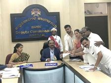 ಪ್ರಜ್ವಲ್ ನಾಮಪತ್ರ ಸಲ್ಲಿಕೆಗೆ ಮುನ್ನ ರೇವಣ್ಣಗೆ ಎದುರಾದ ಸಾಲುಸಾಲು ಅಪಶಕುನ 