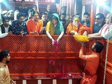 ಬಡೇ ಹನುಮಾನ್ ಗೆ ನಮಿಸಿ 'ಗಂಗಾ ಯಾತ್ರೆ' ಆರಂಭಿಸಿದ ಪ್ರಿಯಾಂಕಾ