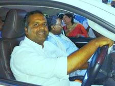  ಚುನಾವಣಾ ನೀತಿ ಸಂಹಿತೆ ಜಾರಿ:ಖಾಸಗಿ ವಾಹನವೇರಿ ತೆರಳಿದ ಕೈ ನಾಯಕರು