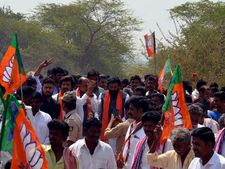 ಬಳ್ಳಾರಿಯಲ್ಲಿ ವಿಶೇಷ : ಬಿಜೆಪಿ ಅಭ್ಯರ್ಥಿ ಪರ ಕಾಂಗ್ರೆಸ್ ಸದಸ್ಯೆ ಪಾದಯಾತ್ರೆ