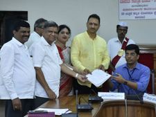  ಕಾರ್ಯಕರ್ತರೊಂದಿಗೆ ಕಾಲ್ನಡಿಗೆಯಲ್ಲೇ ತೆರಳಿ ನಾಮಪತ್ರ ಸಲ್ಲಿಸಿದ ಅನಂತಕುಮಾರ್ ಹೆಗಡೆ