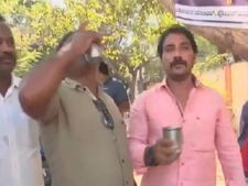  ಬಳ್ಳಾರಿಯಲ್ಲಿ ಪ್ರಮುಖರಿಂದ ಮತದಾನ;ವೋಟ್ ಮಾಡಿದವರಿಗೆ ಮಜ್ಜಿಗೆ ವಿತರಣೆ 