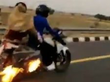 ವೈರಲ್ ವಿಡಿಯೋ: ಚಲಿಸುತ್ತಿದ್ದ ಬೈಕ್ ನಲ್ಲಿ ಬೆಂಕಿ, ಪೊಲೀಸರಿಂದಾಗಿ ಉಳಿದ ಜೀವ!