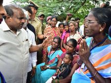 ದಾರಿ ಮಧ್ಯೆ ಕಾರು ನಿಲ್ಲಿಸಿ ಮಹಿಳೆಯ ಕಷ್ಟ ಕೇಳಿದ ಕುಮಾರಸ್ವಾಮಿ
