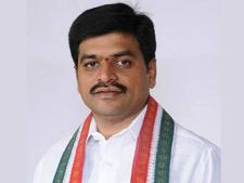 ಇವಿಎಂ ನೆಲಕ್ಕೆ ಎಸೆದು ಪುಡಿ ಮಾಡಿದ ಪವನ್ ಕಲ್ಯಾಣ್ ಪಕ್ಷದ ಅಭ್ಯರ್ಥಿ 
