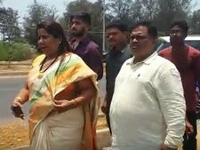 ಕಾರವಾರ ಮತಗಟ್ಟೆ ಬಳಿಯೇ ಜೆಡಿಎಸ್ ಕಾರ್ಯಕರ್ತನಿಗೆ ಅವಾಜ್ ಹಾಕಿದ ಶಾಸಕಿ ರೂಪಾಲಿ ನಾಯ್ಕ
