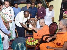  ಪೇಜಾವರ ಸ್ವಾಮೀಜಿ ಆಶೀರ್ವಾದ ಪಡೆದ ಸಿಎಂ ಕುಮಾರಸ್ವಾಮಿ 