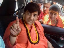 ದಿಗ್ವಿಜಯ್ ಸಿಂಗ್ ಭಯೋತ್ಪಾದಕ ಎಂದ ಪ್ರಜ್ಞಾಗೆ ಚು.ಆಯೋಗ ನೋಟಿಸ್