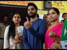 ಮತದಾನಕ್ಕೆ ಲಂಡನ್ನಿಂದ ಬಂದ ಮಗ: ಸಂಭ್ರಮ ಹಂಚಿಕೊಂಡ ಗಾಲಿ ರೆಡ್ಡಿ