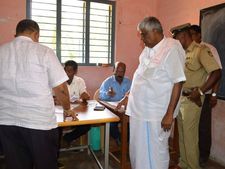 ಸಚಿವ ರೇವಣ್ಣ ಮತದಾನ ಮಾಡಿದ್ದ ಬೂತ್ ಅಧಿಕಾರಿಗಳು ಅಮಾನತು 