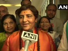 ಪ್ರಜ್ಞಾ ಸಿಂಗ್ ಬಿಜೆಪಿಗೆ ಸೇರ್ಪಡೆ : ದಿಗ್ವಿಜಯ್ ವಿರುದ್ಧ ಸ್ಪರ್ಧೆ ಸಾಧ್ಯತೆ