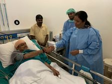 ಆಸ್ಪತ್ರೆಗೆ ಬಂದ ನಿರ್ಮಲಾ ಸೀತಾರಾಮನ್ ಸೌಜನ್ಯಕ್ಕೆ ಕರಗಿಹೋದ ಶಶಿ ತರೂರ್