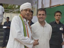 ತಲೆಗೆ ಬ್ಯಾಂಡೇಜ್ ಸುತ್ತಿಕೊಂಡೇ ಪ್ರಚಾರಕ್ಕೆ ಬಂದ ತರೂರ್, ಕೊಂಡಾಡಿದ ರಾಹುಲ್