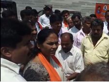 ಪ್ರಚಾರದ ವೇಳೆ ಶೋಭಾ ಕರಂದ್ಲಾಜೆಯನ್ನು ತರಾಟೆಗೆ ತೆಗೆದುಕೊಂಡ ಬಿದರೆ ಗ್ರಾಮಸ್ಥರು