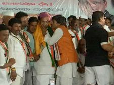 ಸಾವಿರಾರು ಜನರ ಎದುರು ವೇದಿಕೆಯಲ್ಲಿ ಸಿದ್ದರಾಮಯ್ಯ ಕೆನ್ನೆಗೆ ಮುತ್ತಿಟ್ಟ ಯುವಕ
