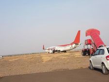 ರನ್‌ವೇ ತಪ್ಪಿ ಹೊರಹೋದ ವಿಮಾನ: ತಪ್ಪಿದ ಭೀಕರ ಅಪಘಾತ 