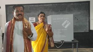 ಕುಂದಗೋಳ ಉಪ ಚುನಾವಣೆ : ಬಿಜೆಪಿಯ ಚಿಕ್ಕನಗೌಡರ್ ಮತದಾನ 