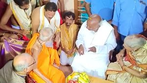 ಉಡುಪಿಯಲ್ಲಿ ಪೇಜಾವರ ಶ್ರೀಗಳ ಆಶೀರ್ವಾದ ಪಡೆದ ದೇವೇಗೌಡ ದಂಪತಿ 